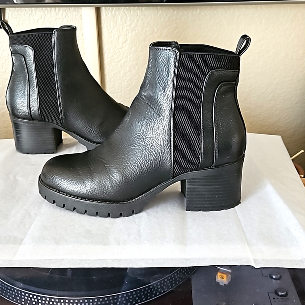 Mia black lug Chelsea pull on boots size 8